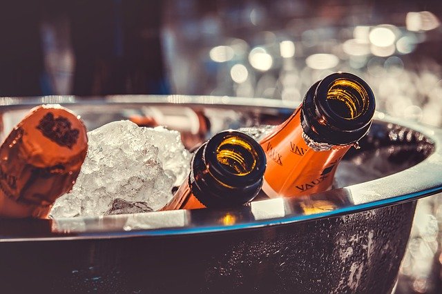 champagne-gd1a6fcc6a_640.jpg